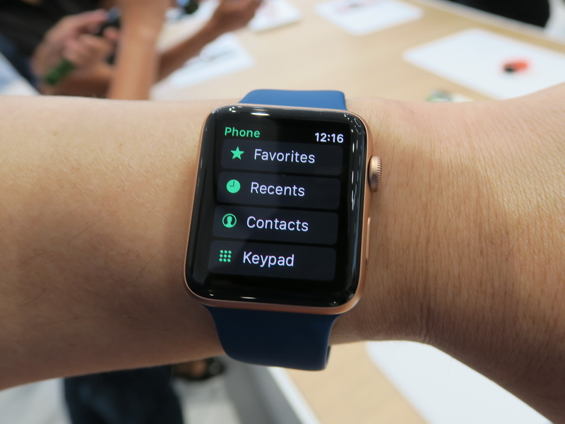 Apple WatchのGPS＋Cellularモデルには連絡先や履歴、キーパットを表示する画面が用意される。まさに電話