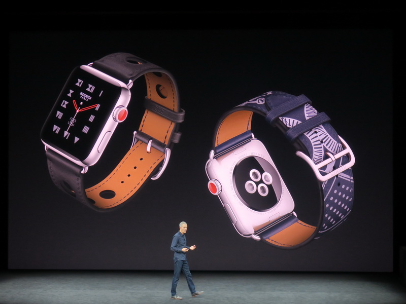 革ベルトとオリジナル文字盤が人気のHERMESモデルもラインアップされる