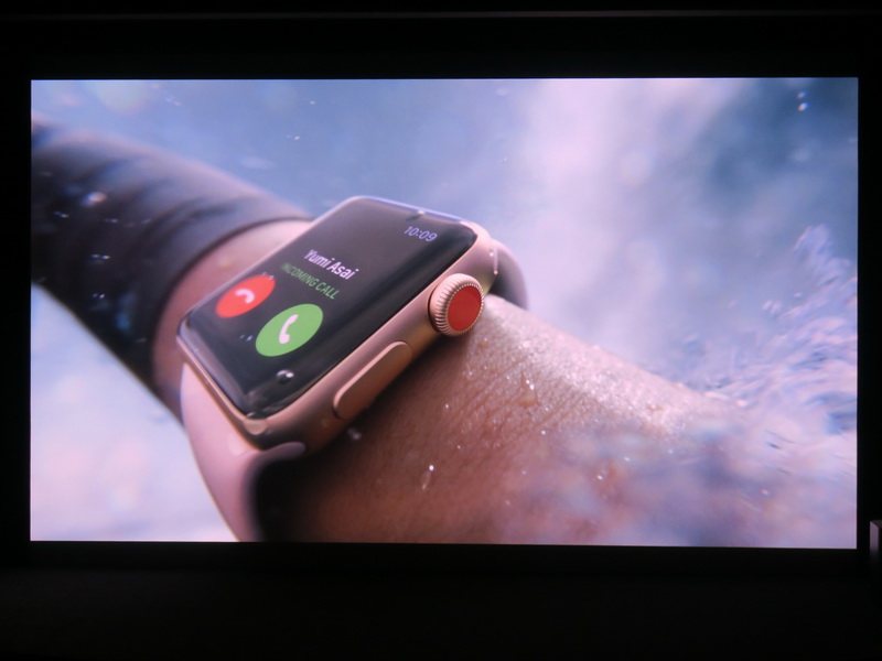 新しいApple Watchのムービーではサーフィン中の人の腕に着けられたApple Watchに着信するシーンが流された