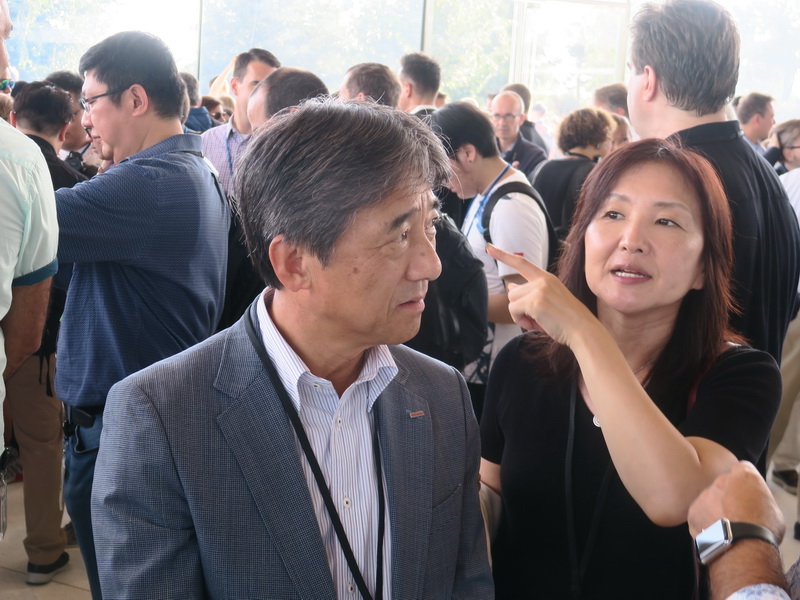 NTTドコモの吉澤和弘社長は関係者と歓談していた