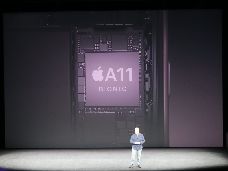 チップセットは新開発のA11 BIONICチップを採用