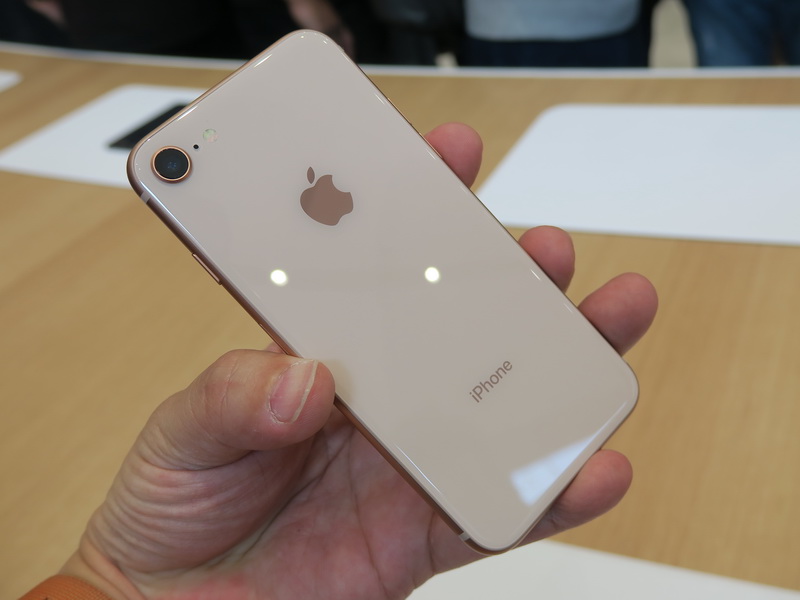 背面はガラスが貼られたことで、光沢感のある美しい仕上がり。iPhone 8 Plusとは大きさだけでなく、カメラ部分が異なる