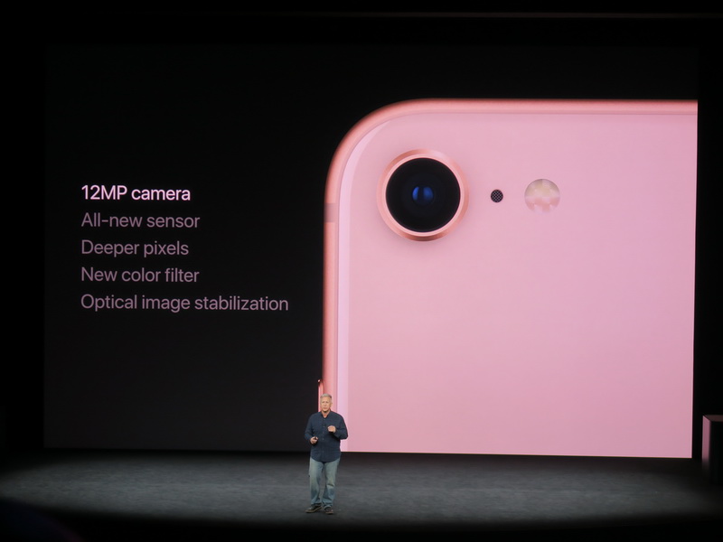 iPhone 8の背面のカメラは新設計の12MPのイメージセンサーが採用される。光学手ぶれ補正にも対応