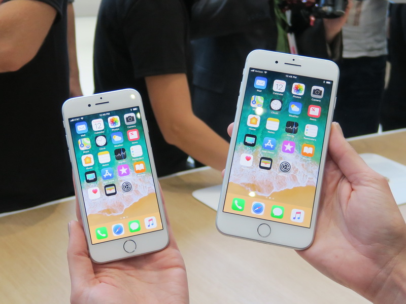 iPhone 8（左）とiPhone 8 Plusの比較。