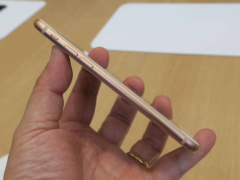 左側面にはスイッチ、音量キーが並ぶ。従来モデルのレイアウトを継承している