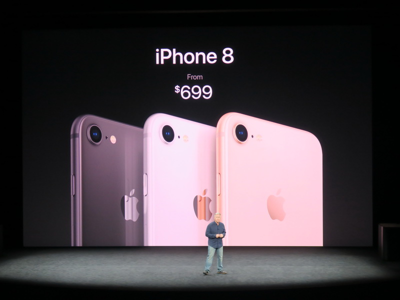 iPhone 8は3色がラインアップされ、価格は699ドルから