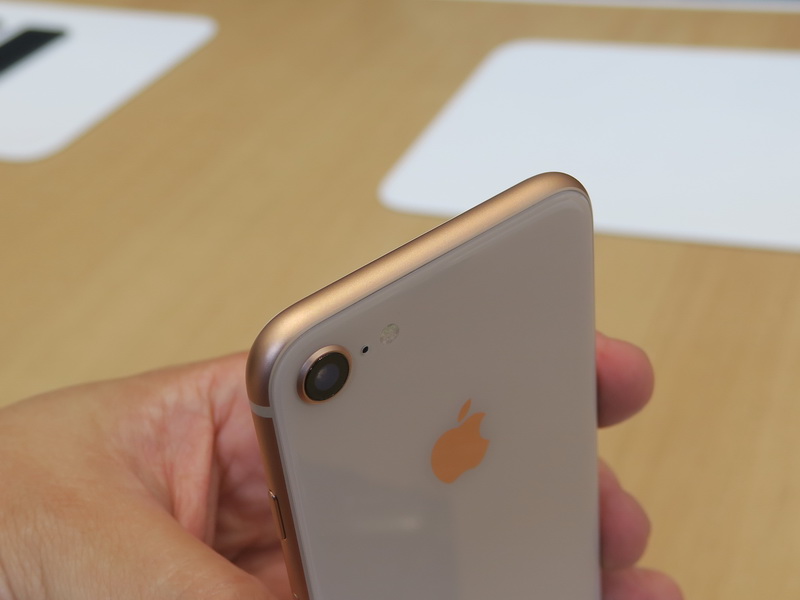 iPhone 8の先端部は何もないキレイな仕上がり。カメラの左側にはアンテナのためか、樹脂のつなぎ目が内蔵されている