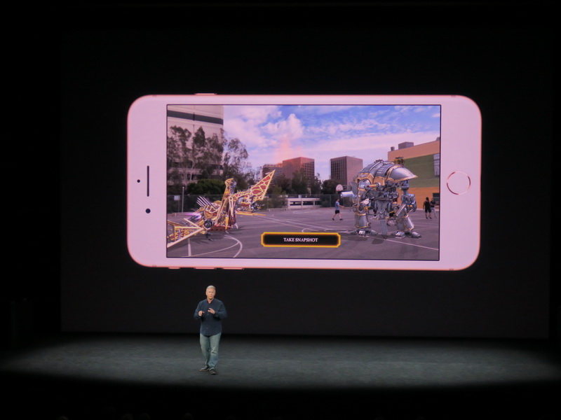 AR（拡張現実）では現実の世界にこんなロボットを出現させることができる。