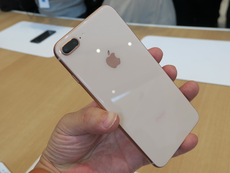 背面はガラスが貼られ、非常に美しい仕上がり。耐久性の高いガラスが採用されている