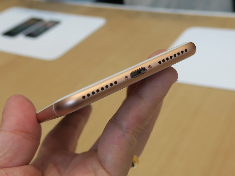 底面はLightning端子を備える。従来同様、3.5mmのイヤホン端子はない