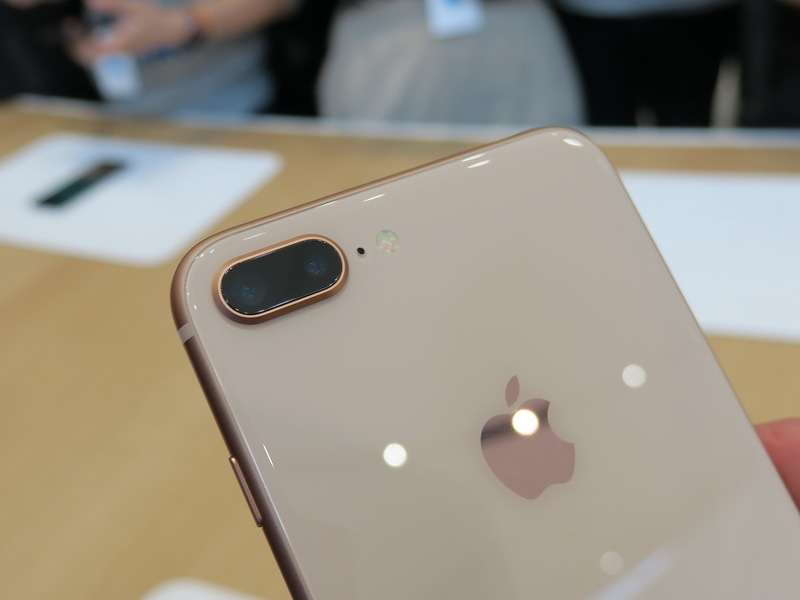 背面のデュアルカメラはわずかに突起する形状。この部分のデザインも基本的にはiPhone 7 Plusと共通