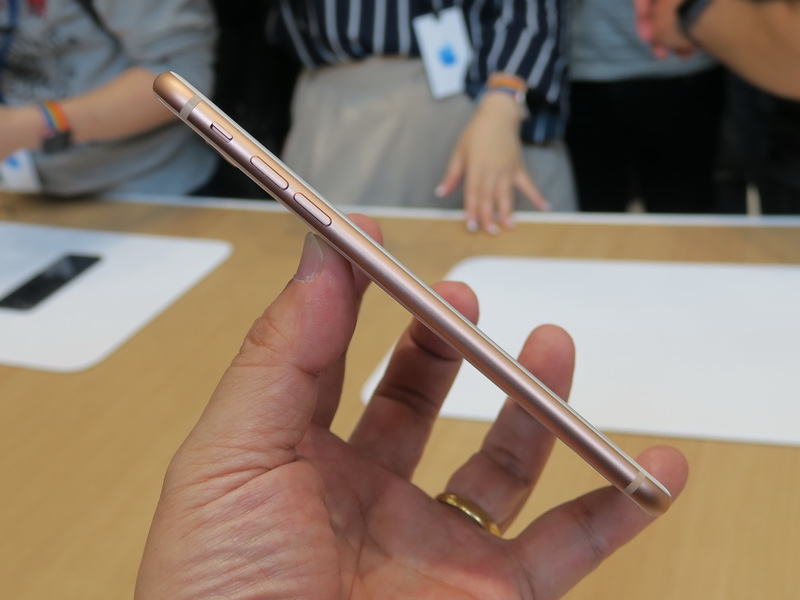 左側面にはスイッチ、音量キーが並ぶ。従来モデルのレイアウトを継承している