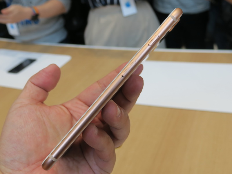 右側面には電源ボタンとSIMトレイを備える