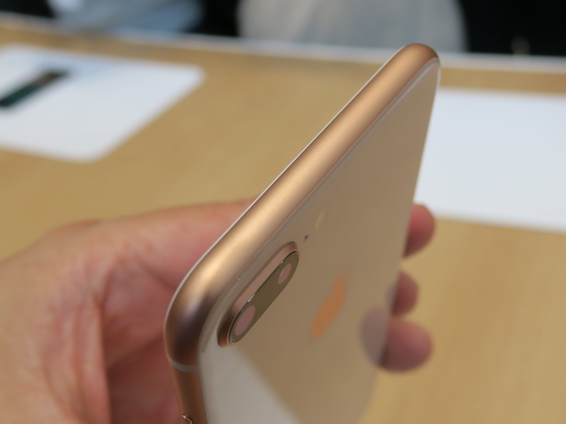 トップ部分には何も備えられていない。この角度で見ると、カメラ部の突起がよくわかる