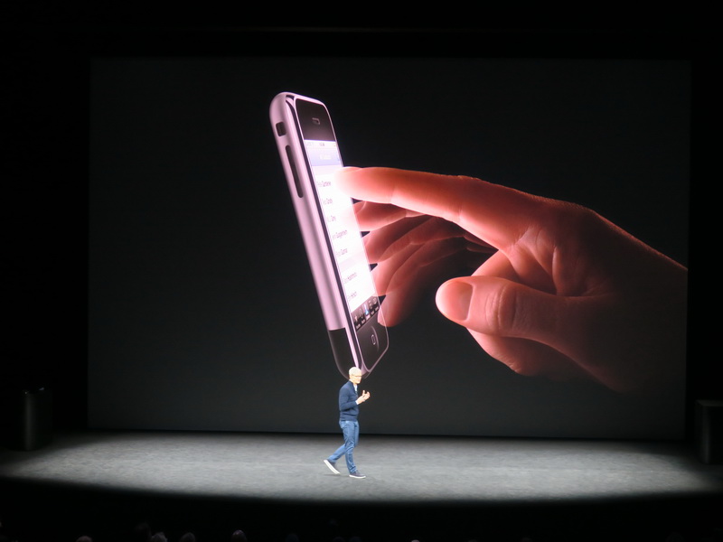 10年前に発売された初代iPhoneはマルチタッチのディスプレイを採用