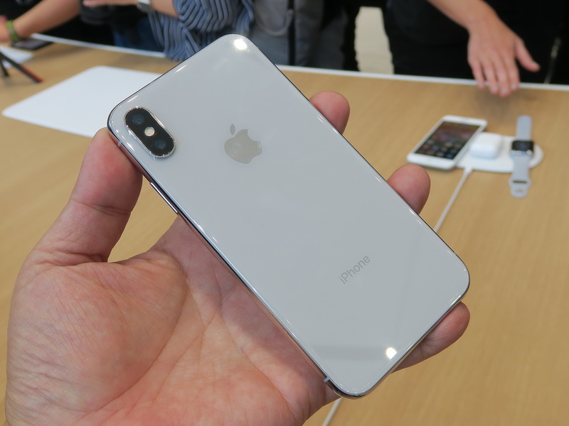 背面はガラスを貼り付けたデザイン。カメラはデュアルカメラだが、iPhone 8 Plusとは並びが異なる
