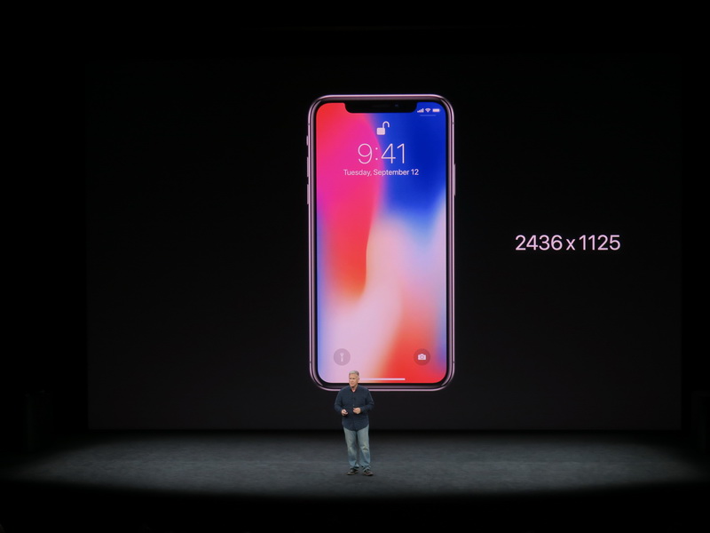 本体前面のほとんどを覆うような有機ELディスプレイを搭載