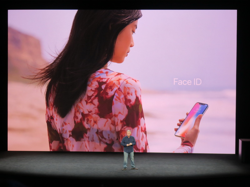 ロック解除はiPhone Xが顔を認識するFace IDを採用