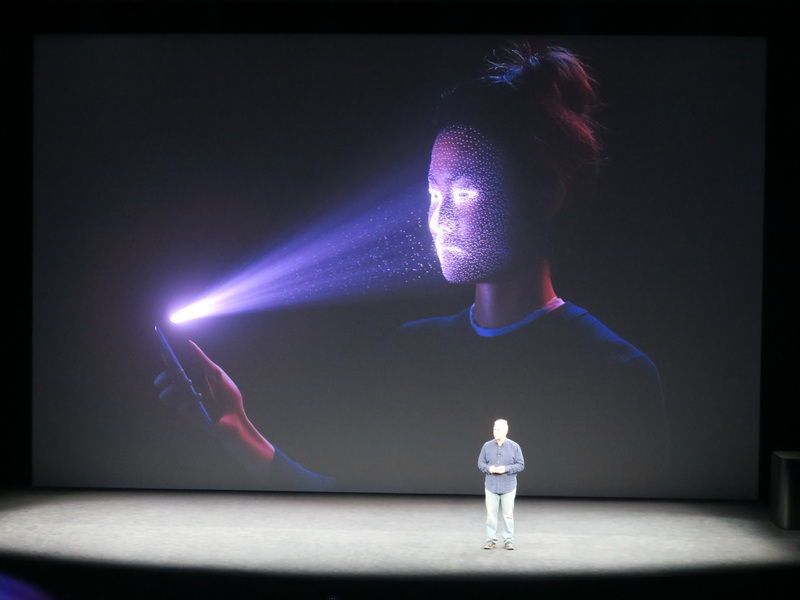 Face IDでは3万にも及ぶ顔の特徴点を認識して、判別する