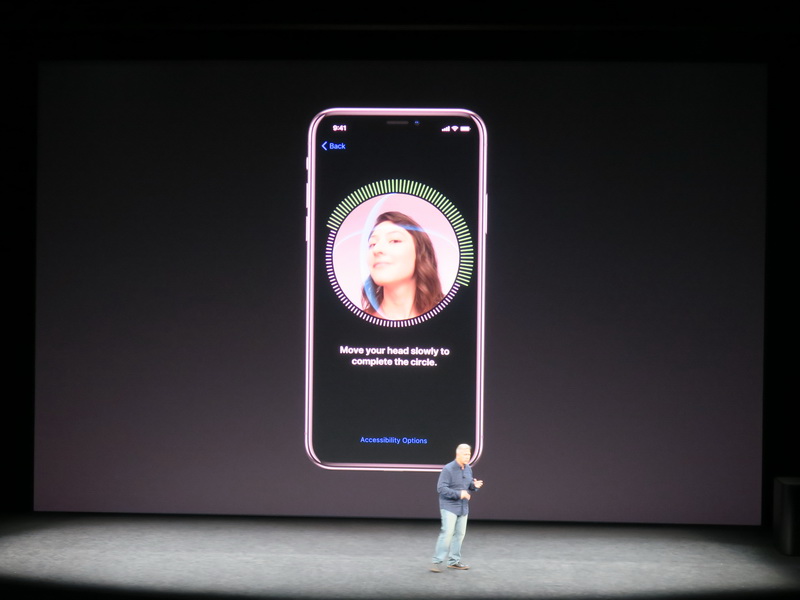 Face IDの登録は専用画面で、上下左右に顔を動かして認識させる