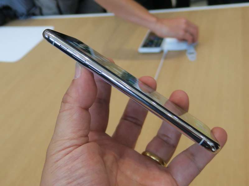 左側面にはスイッチ、音量キーが並ぶ。レイアウトは他機種と共通だが、フレーム部分は光沢感のある仕上がり