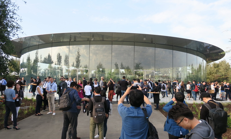 Special Eventが行なわれたスティーブ・ジョブズ・シアター。ここも円形でデザインされている。周囲はガラス張りで、地下にシアターがある。