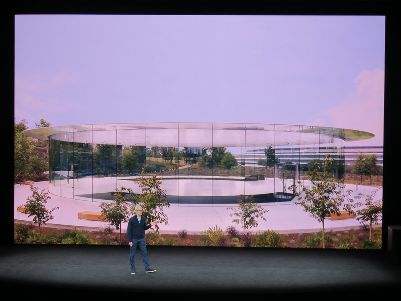 スティーブ・ジョブズ・シアターは円形でガラス張りの建物の地下に作られている。