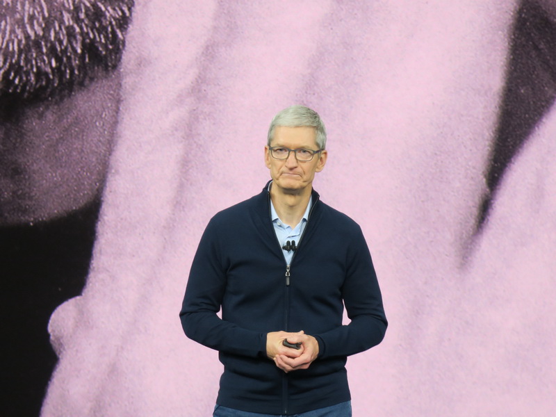 イベントの冒頭、神妙な面持ちで、このシアター、このイベントに対する想いを語るティム・クックCEO