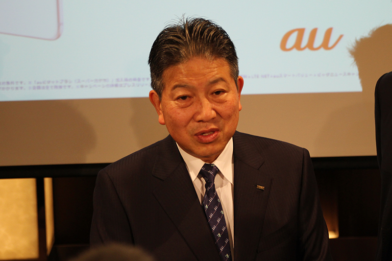 囲み取材に応じる石川氏