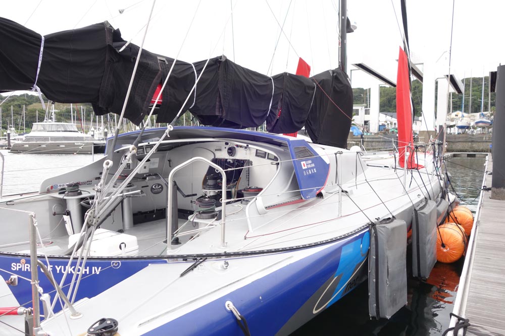 船尾に操船などを行うデッキスペースがある