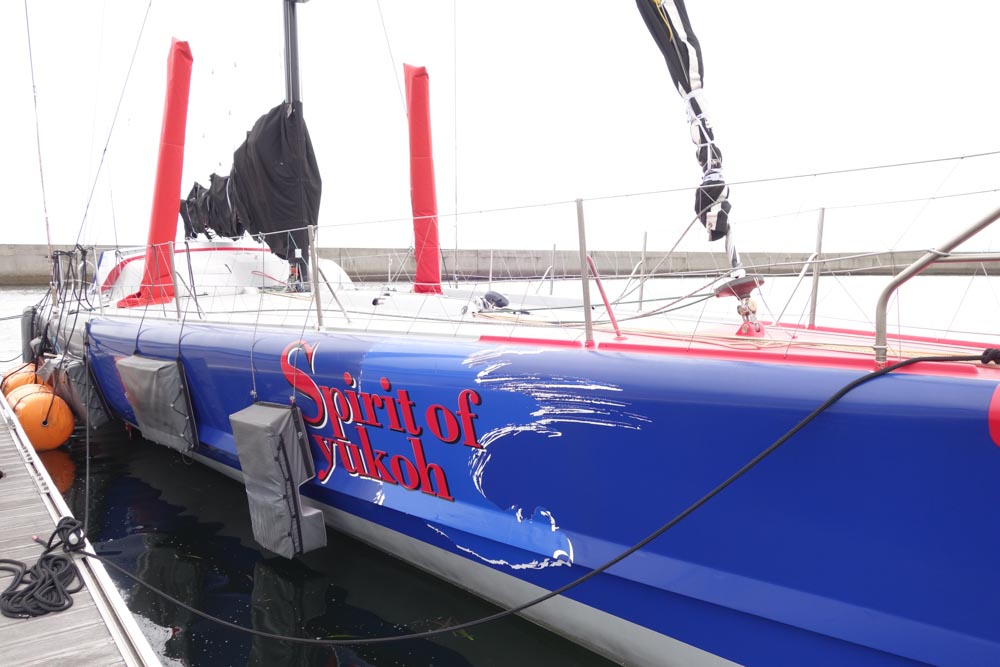 出航前の状態では舷側に衝突防止のクッションが吊るしてある