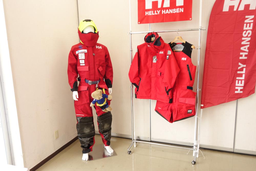 HELLY HANSENのヨット向け製品例。右は市販品だが、左は白石氏が実際に使った特注のツナギ