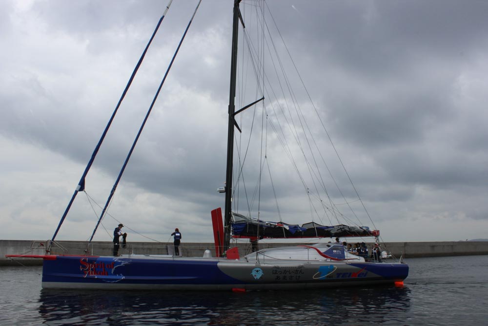 そろりそろりと出港する（随行船からの写真）