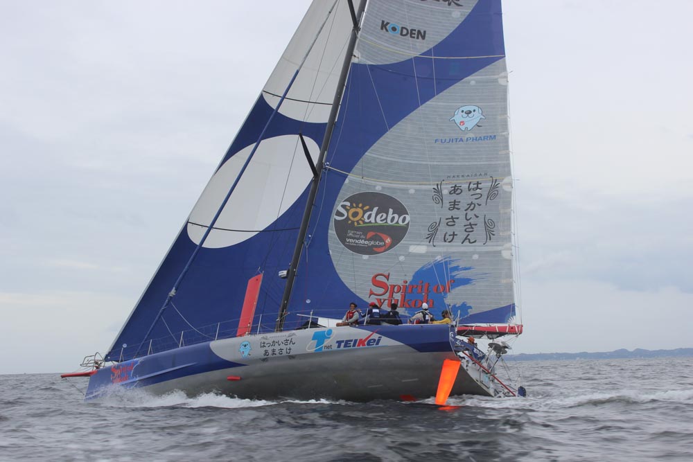 逆の舷側は船底が見えるくらい浮き上がっている