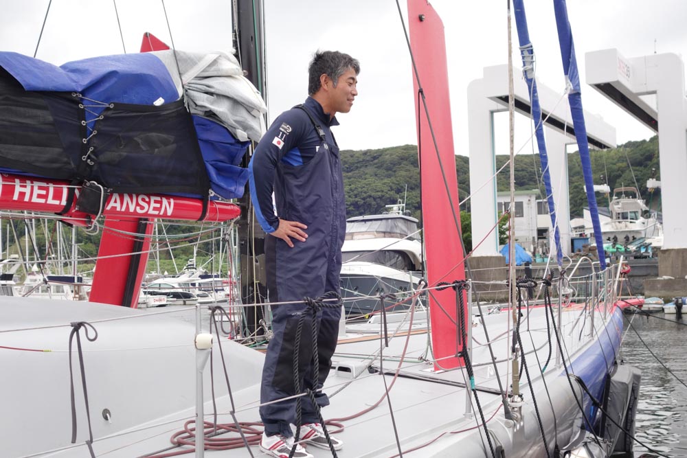 出港準備をしながら挨拶をする白石氏