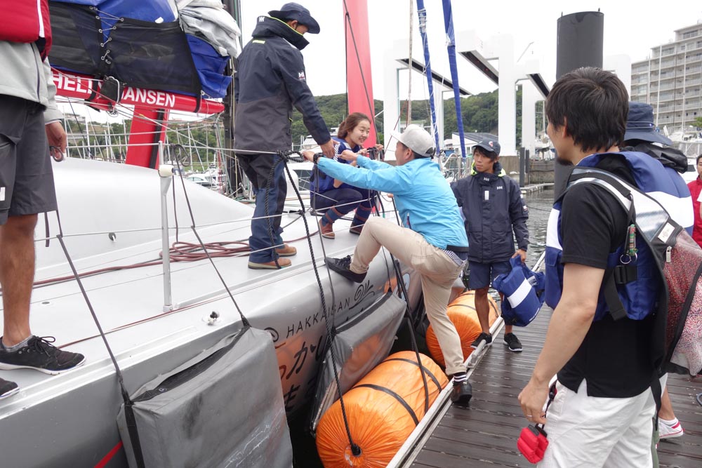 こんな感じで乗り込む。タラップなどはない