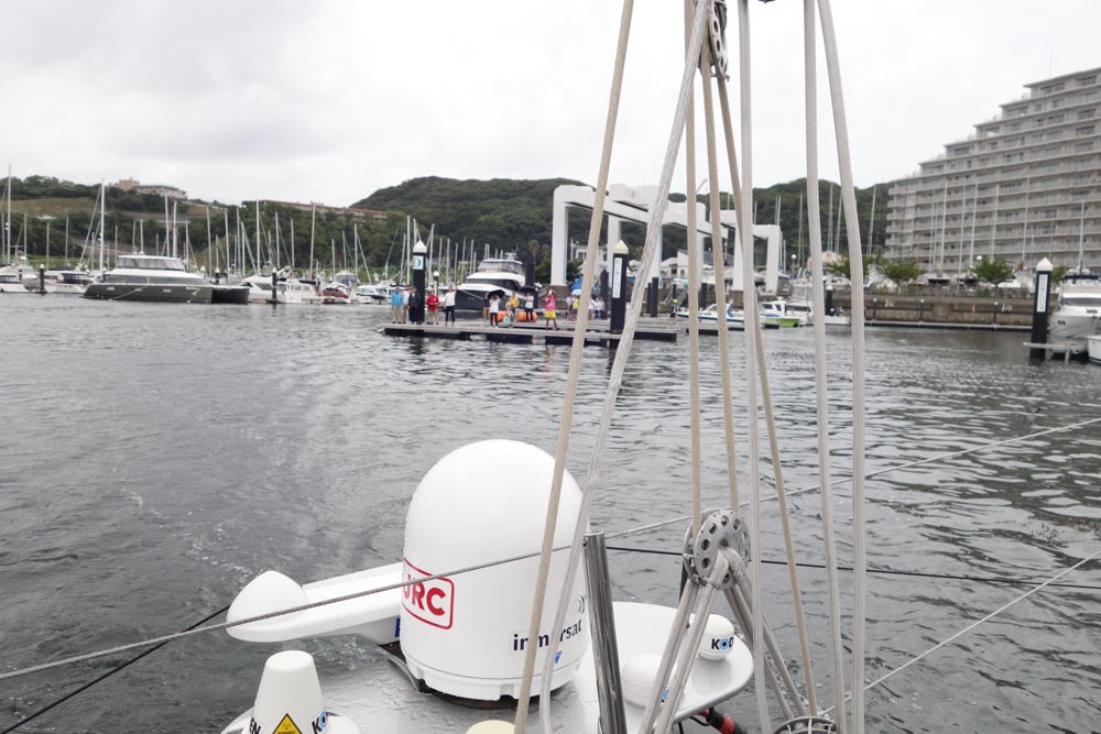 エンジンで出港。あまり速度は出さない