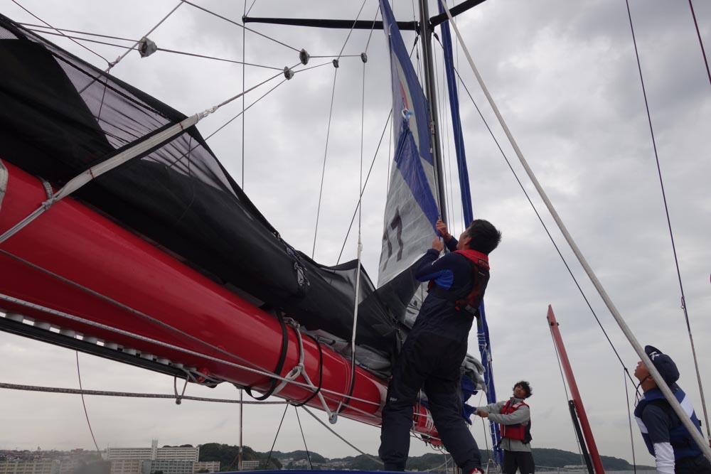 帆の展開作業をする白石氏