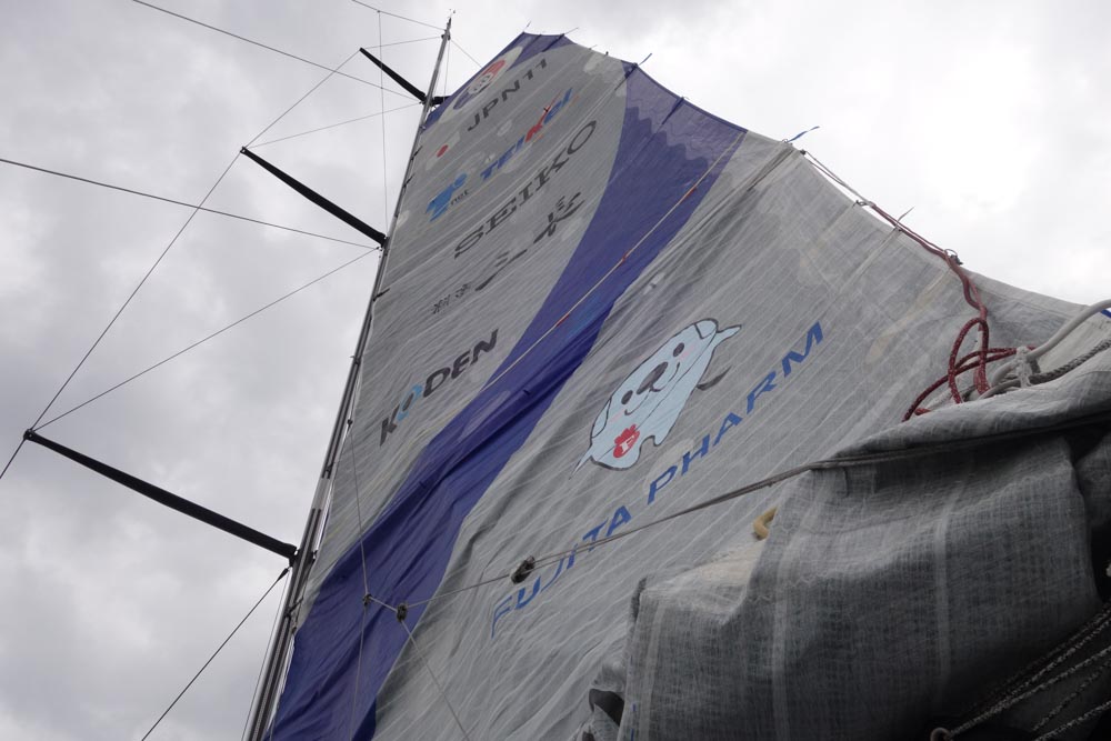 ハンドルは重たくないが、いくら回してもなかなか登っていかない