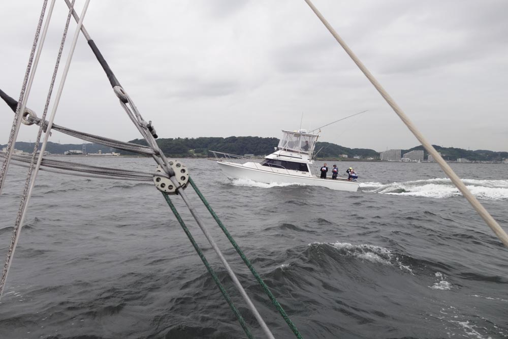 随行する船舶がこのくらい波を切るくらいの速度がでている