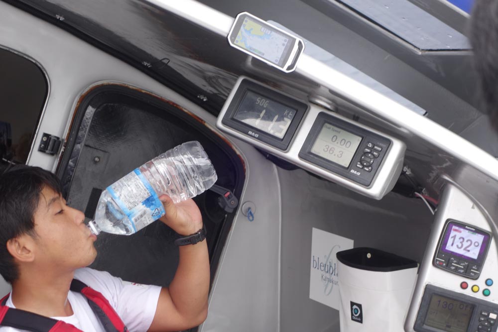 速度計の上に簡易海図を表示させるためにTORQUE G03がベルクロで貼り付けてあった