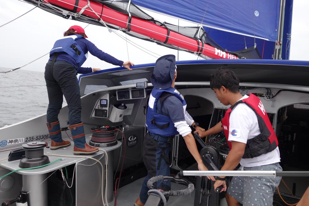 航行中も変針したりするたびに何かのロープを引っ張りあげる。短い周遊航路で何回も変針するのでかなり忙しそう