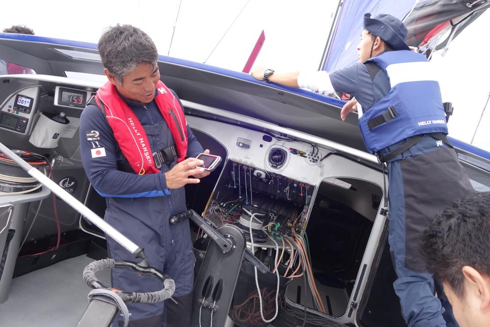 白石氏は慣れたもので、斜めの床で必死に踏ん張る参加者にTORQUE G03の便利さを説明