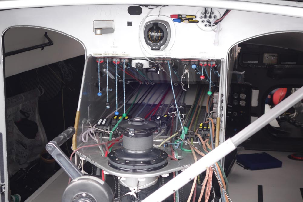 操船デッキのロープ群。帆を上げたり向きを変えたりするときに、これらのロープを手前のリールで巻き取る