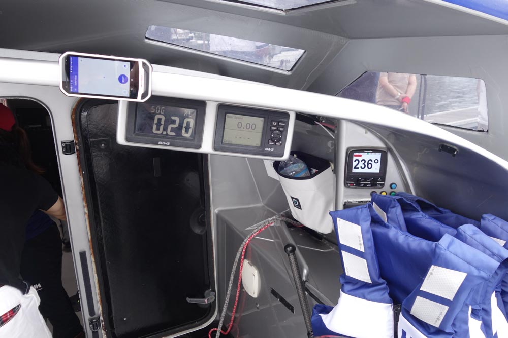 操船デッキの計器。一番右が方位。左の速度計の上のTORQUE G03は、マジックテープで固定していた。近海航行ではスマホがけっこう便利