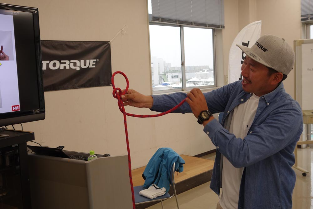 船乗りの必修科目（小型船舶でも習う）のロープワークを教えるゴールドウイン飛内氏