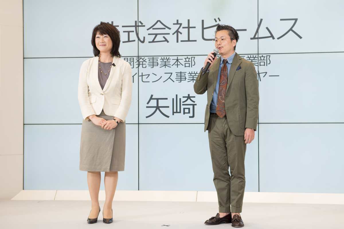 KDDI コンシューマエクスペリエンス推進部長の木村奈津子氏と、ビームス 開発事業本部開発事業部ライセンス事業課課長/バイヤーの矢崎裕氏