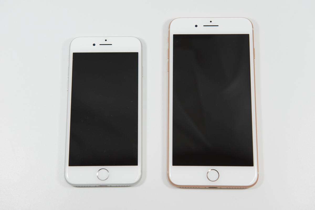 iPhone 8（左）とiPhone 8 Plus