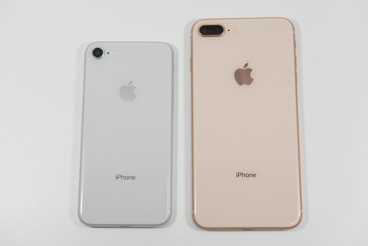 iPhone 8（左）とiPhone 8 Plus