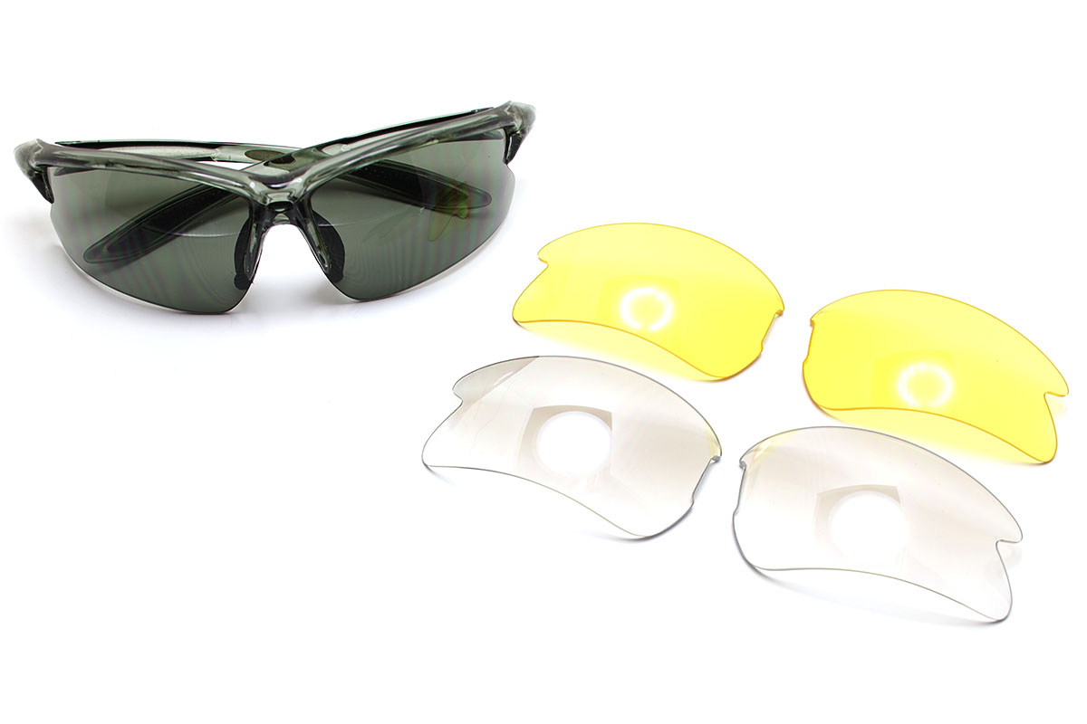 左はOGK KABUTOの製品で、レンズを交換できるスポーツ用サングラス。一応フィットしますが、微妙に睫毛がレンズに当たり、さらに偏光レンズではありません。右はオークリー（Oakley）のスポーツ用サングラスで良好にフィットしますが、これも偏光レンズではありません。